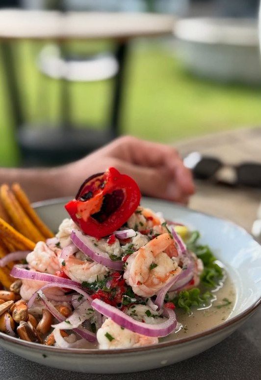 Ceviche de camarón con chifles