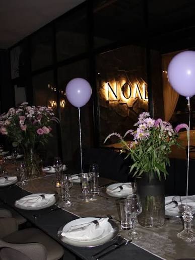 Salón de Noal con letrero iluminado y mesa decorada