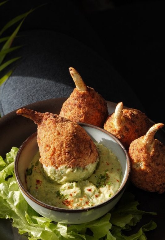 Uñitas de cangrejo con salsa blanca